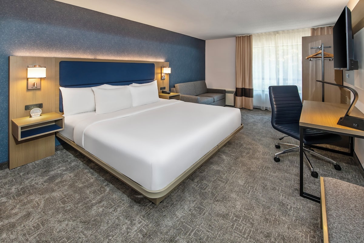 Room, 1 King Bed with Sofa bed, Non Smoking | Premium bedding, pillow-top beds, desk, blackout curtains
