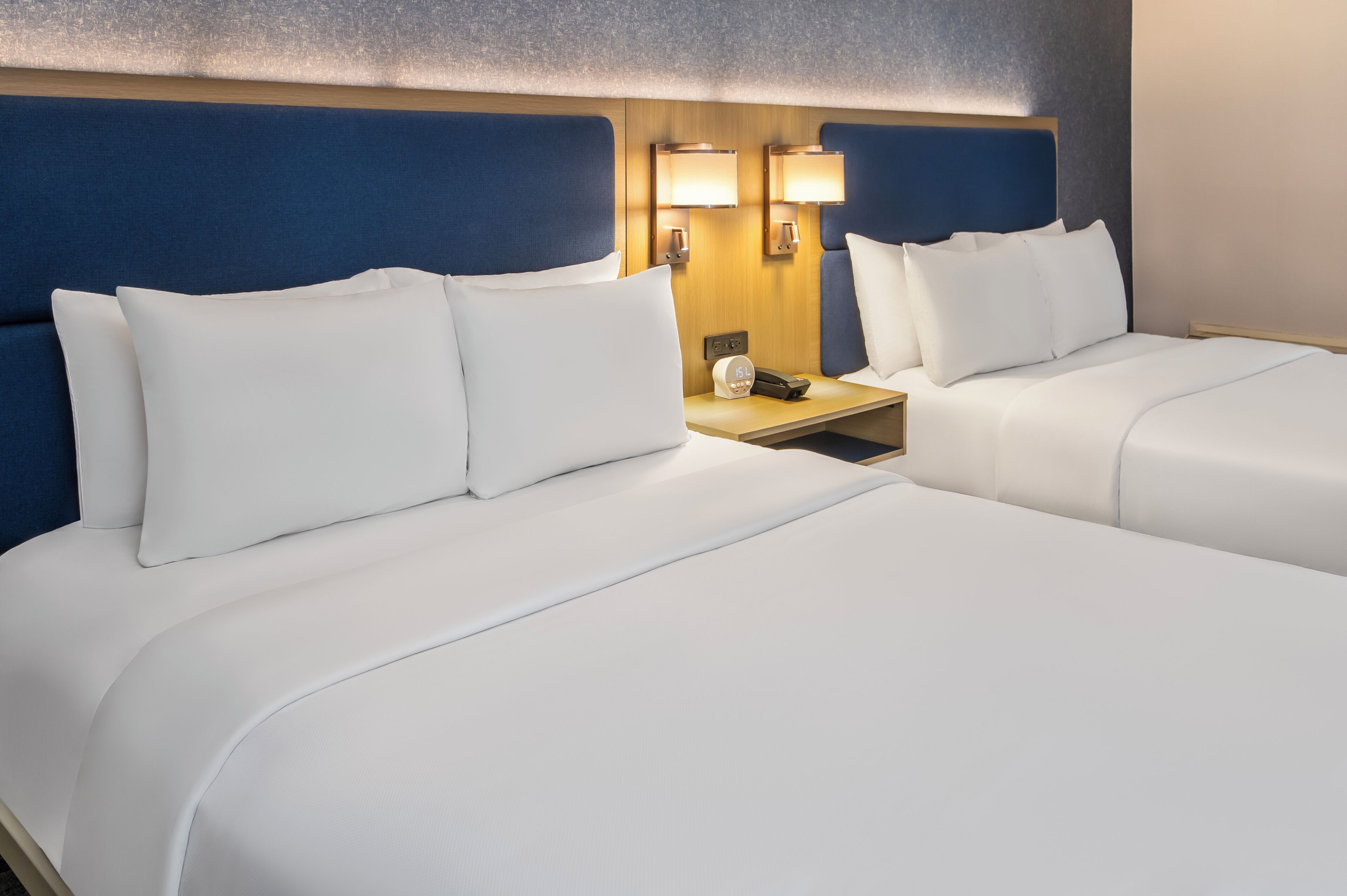 Ropa de cama de alta calidad, camas con pillow-top y escritorio 