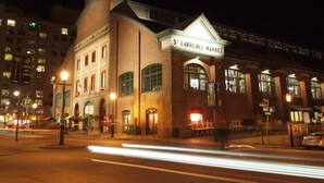 Un edificio histórico con un cartel que dice "St. Lawrence Market" de noche.