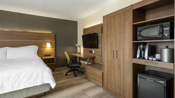 Standardrum - 1 kingsize-säng (Extra Floor Space) | Värdeförvaringsskåp på rummet, skrivbord och arbetsyta för laptop