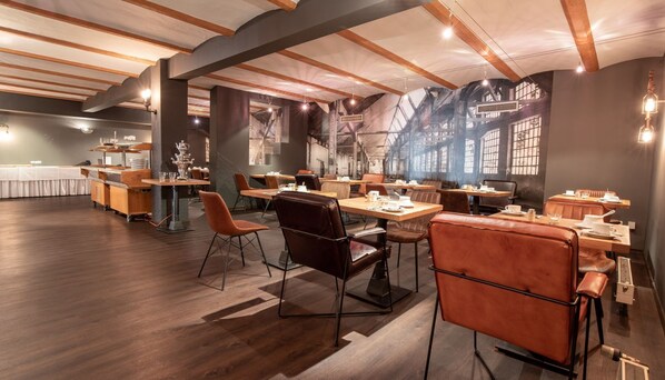 Petit déjeuner buffet (15 EUR par personne)