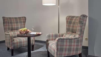 Business Room with Double Bed | In-room safe, desk, blackout drapes, iron/ironing board