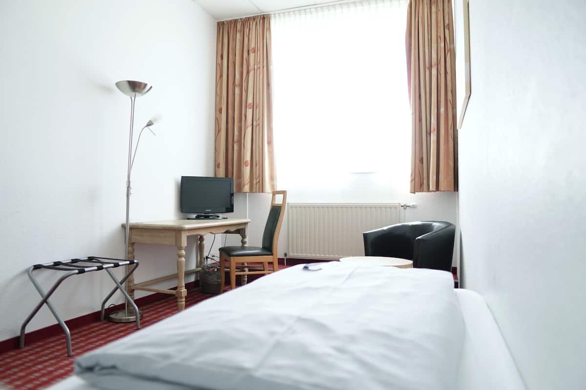 Essential Room with Single Bed | In-room safe, desk, blackout drapes, iron/ironing board