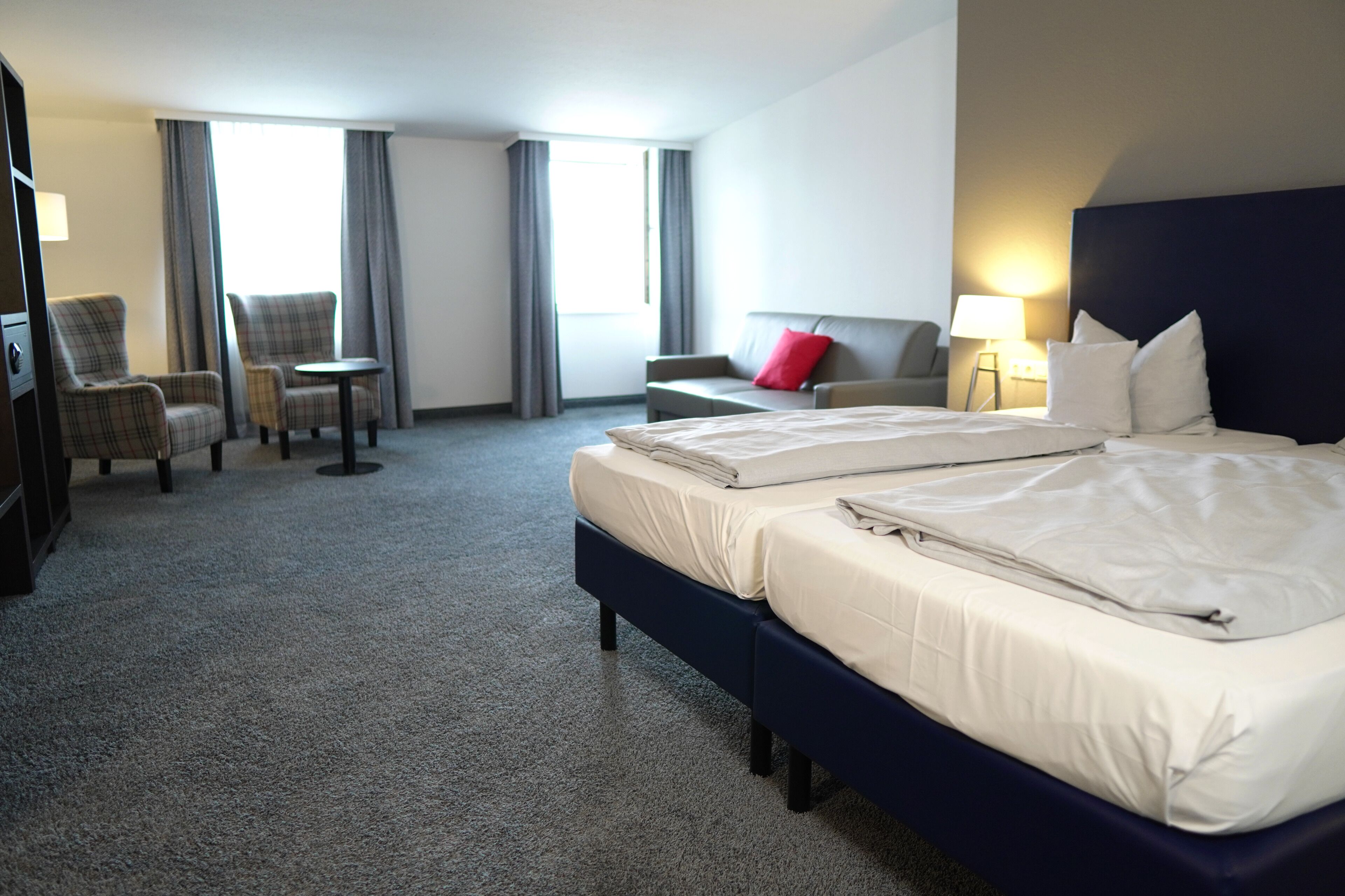 Coffres-forts dans les chambres, bureau, rideaux occultants