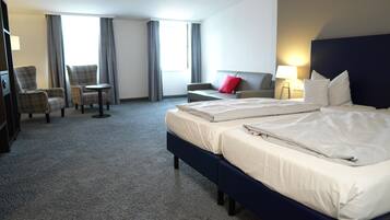 Business Room with Double Bed | In-room safe, desk, blackout curtains, iron/ironing board