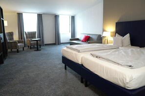 Business Room with Double Bed | In-room safe, desk, blackout drapes, iron/ironing board - B&K Hotels (Vlotho)