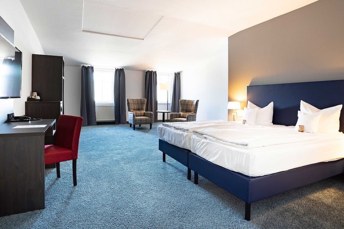 superior room with double bed | 1 bedroom, in-room safe, desk, blackout curtains