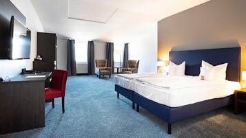 Superior tweepersoonskamer | Een kluis op de kamer, een bureau, verduisterende gordijnen