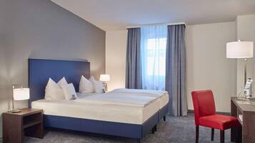 Superior tweepersoonskamer | Een kluis op de kamer, een bureau, verduisterende gordijnen