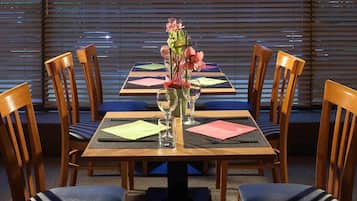 Se sirven desayunos y almuerzos; cocina francesa; con vista al jardín