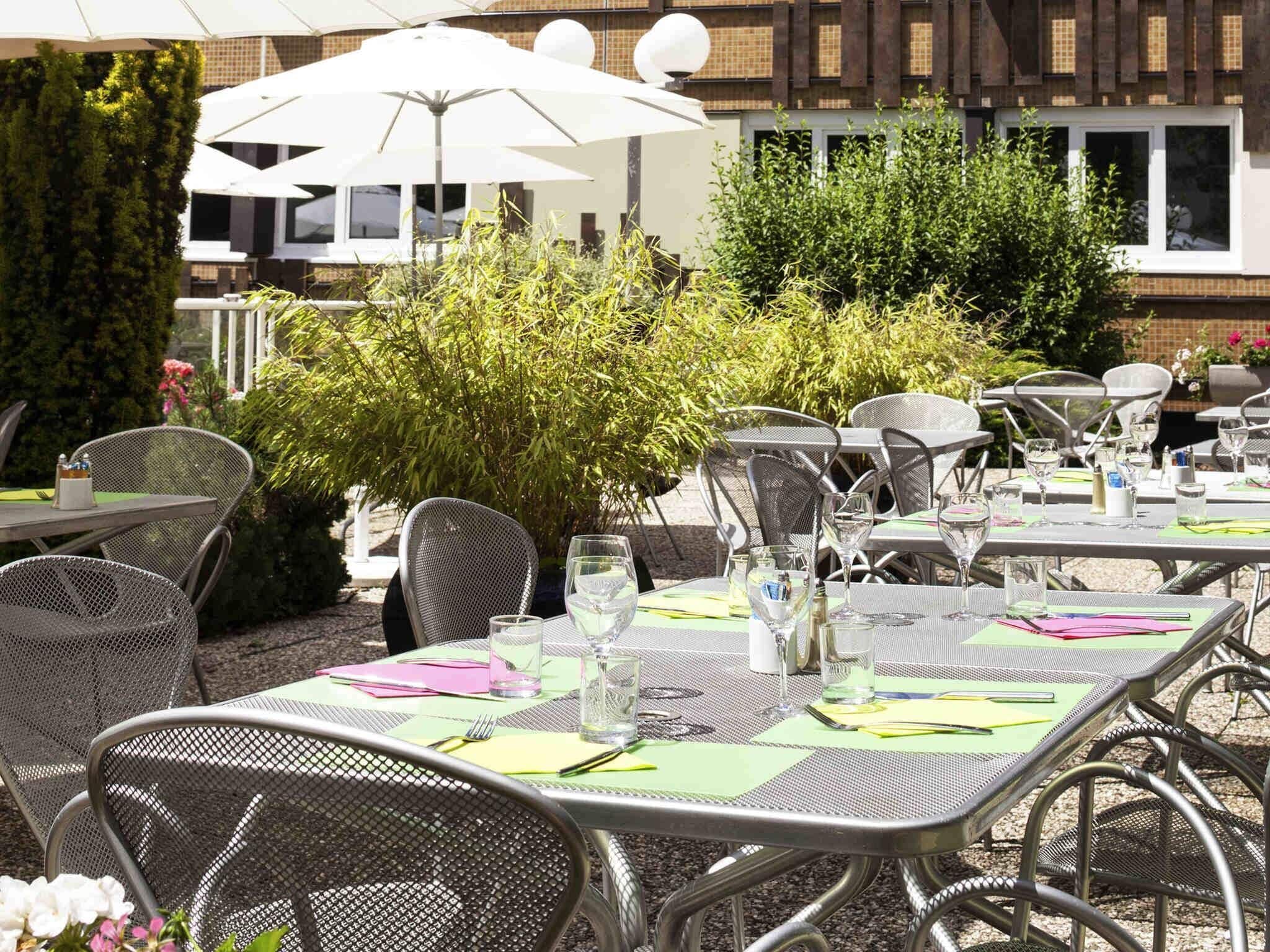 Serveert ontbijt, lunch, diner, Franse gerechten, tuinzicht 