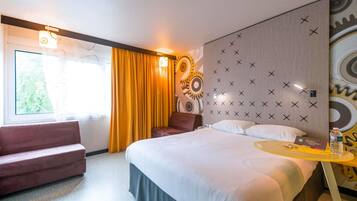 Een bureau, verduisterende gordijnen, geluiddichte muren