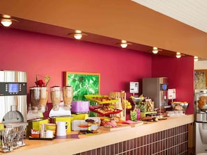 Frukost, lunch och middag serveras
