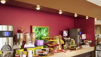 Se sirven desayunos, almuerzos y cocina francesa (con vistas al jardín)