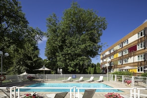 Piscine extérieure, chaises longues