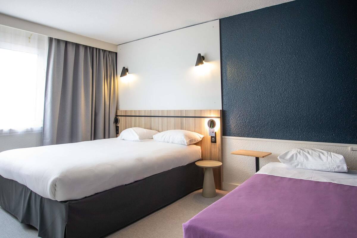 Standard-Dreibettzimmer, 2 Doppelbetten | Schreibtisch, Verdunkelungsvorhänge, schallisolierte Zimmer