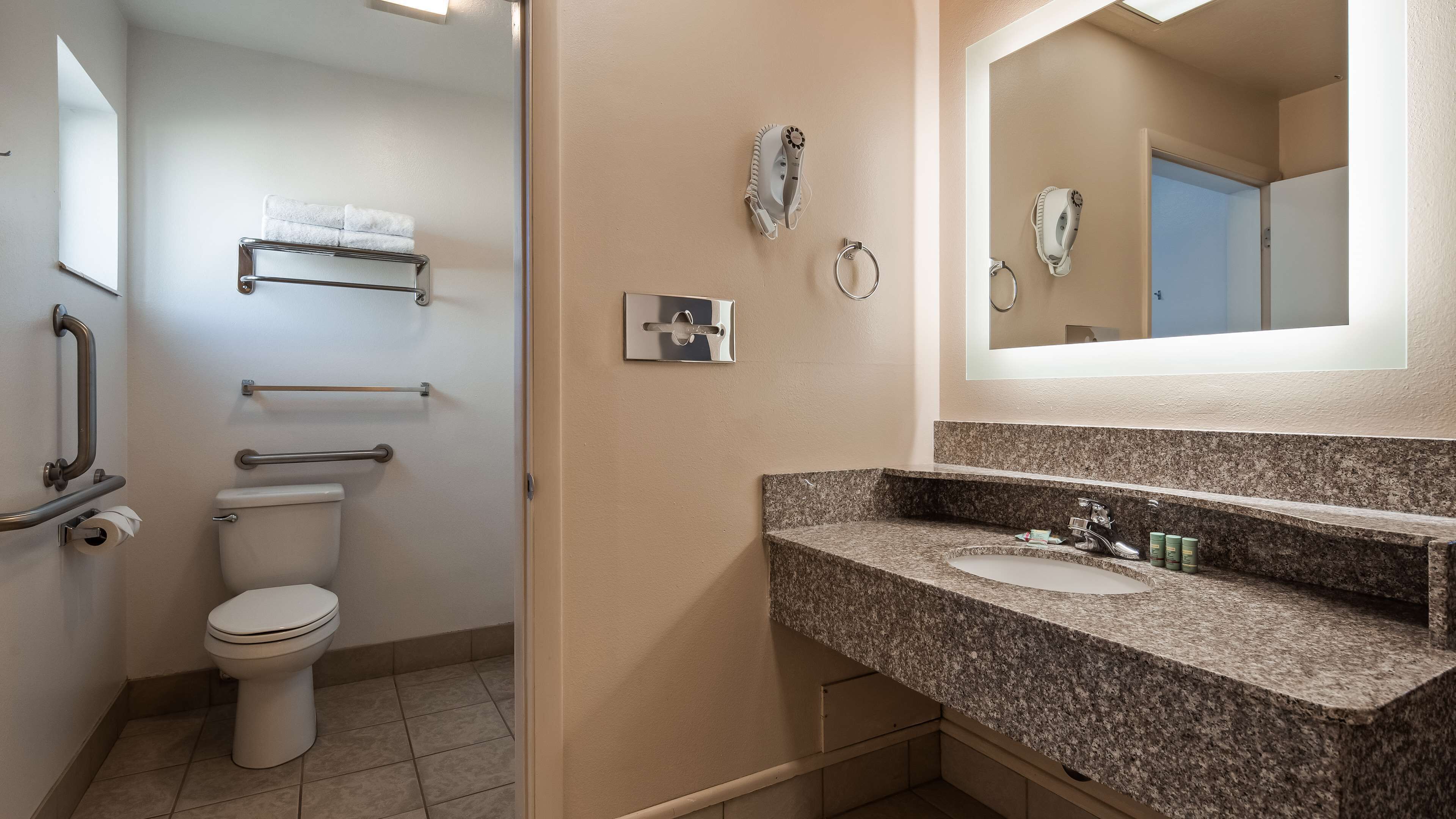 standard room, 2 queen beds, accessible, bathtub (bathtub) | bathroom | combined shower/bathtub, free toiletries, hair dryer, towels