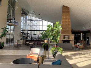 Un hall d’entrée spacieux avec un coin salon, un bar et une cheminée.