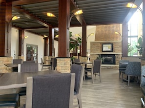 供應早餐和晚餐