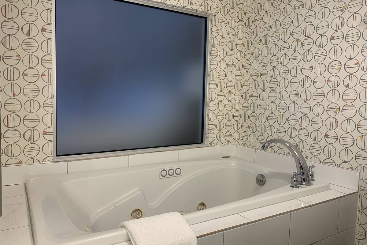 1 bedroom, hypo-allergenic bedding, desk, laptop workspace