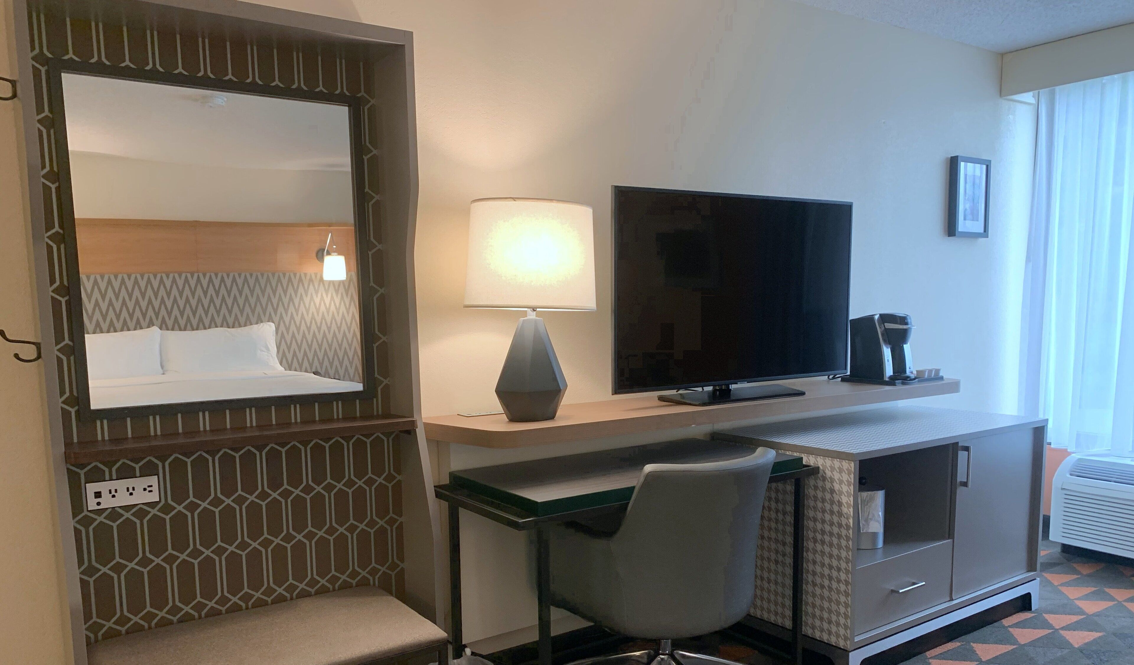 Ropa de cama hipoalergénica y escritorio 