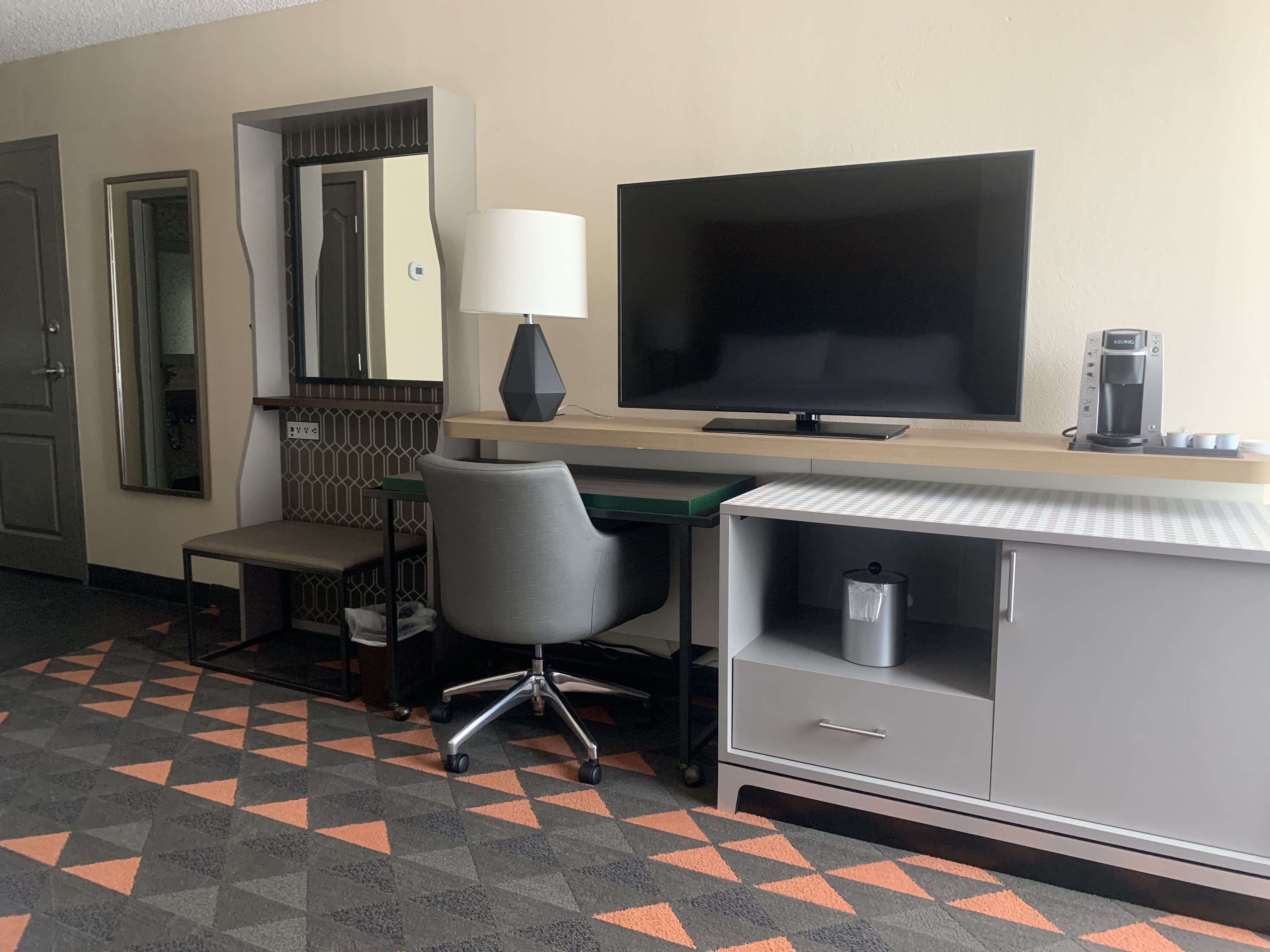 1 bedroom, hypo-allergenic bedding, desk, laptop workspace