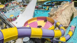 Un parque acuático con múltiples toboganes y piscinas.