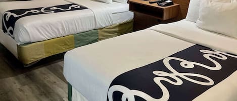 Zimmer, 2 Queen-Betten, Nichtraucher | Hochwertige Bettwaren, Schreibtisch, laptopgeeigneter Arbeitsplatz