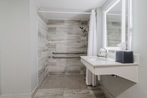 Combined shower/tub, free toiletries, hair dryer, towels - La Quinta Inn by Wyndham Amarillo Mid-City (Amarillo)