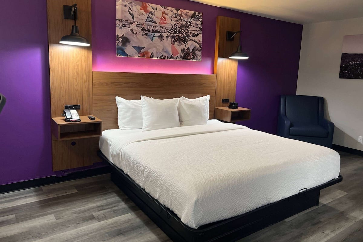 Deluxe Room, 1 King Bed, Non Smoking