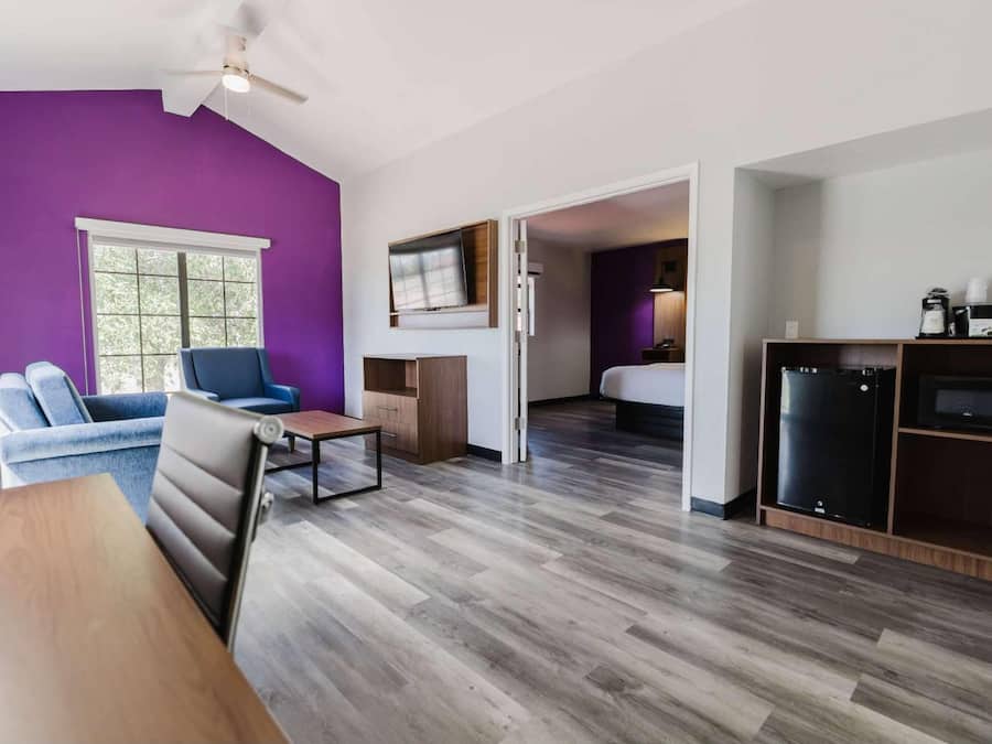 Suíte, 1 quarto, para não fumantes (1 King Bed) | Roupas de cama premium, escrivaninha, espaço de trabalho para notebook