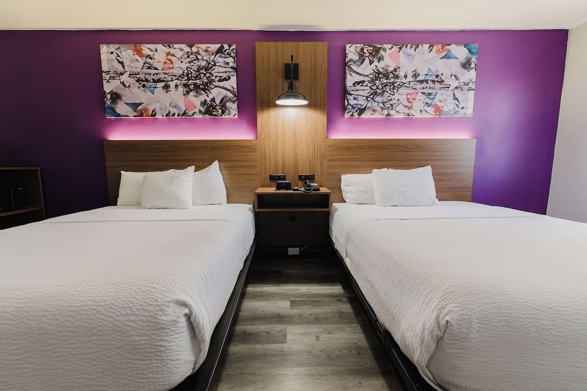 Chambre, 2 grands lits, accessible aux personnes à mobilité réduite, non-fumeurs (Roll-In Shower) | Literie de qualité supérieure, bureau