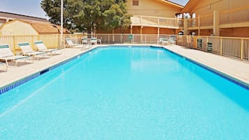 Piscine extérieure (ouverte en saison), chaises longues