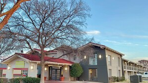 A building with a red roof and a sign that reads "Weekly Rates." - La Quinta Inn by Wyndham Amarillo Mid-City (Amarillo)