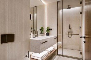 Ducha y bañera combinadas y artículos de higiene personal gratuitos