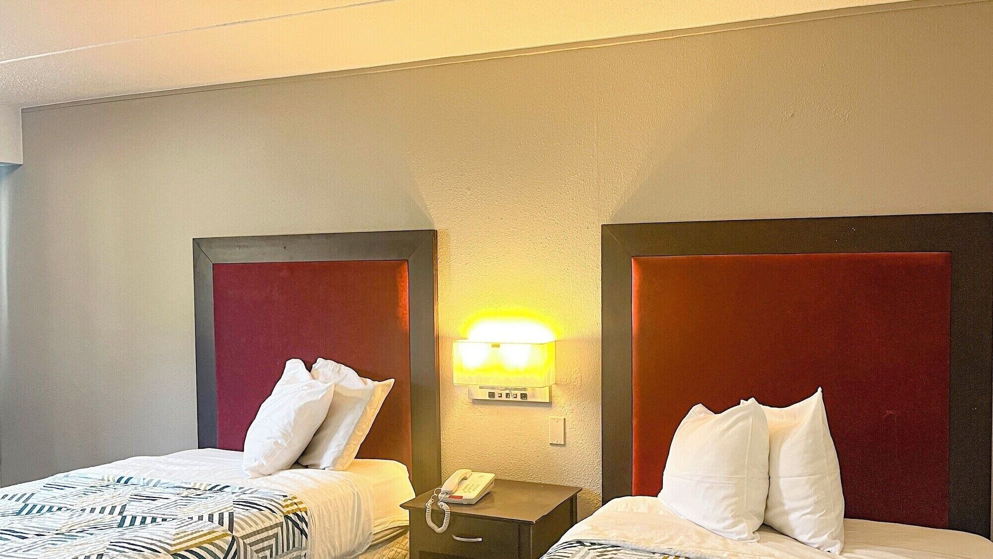 Deluxe kamer, 2 tweepersoonsbedden, roken, koelkast & magnetron | Een strijkplank/strijkijzer, gratis wifi, beddengoed