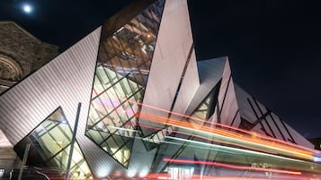 Um edifício moderno com design angular e amplas janelas de vidro.