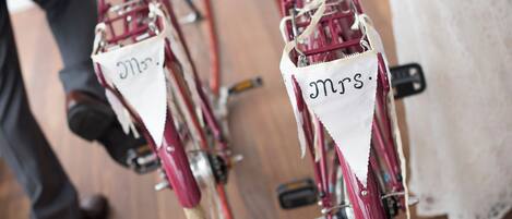 Escena de boda con dos bicicletas que dicen 'Sr.' y 'Sra'.