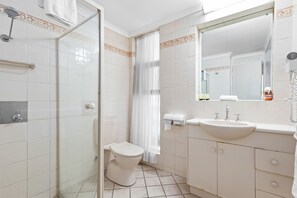 Apartemen | Kamar mandi | Shower, perlengkapan mandi gratis, pengering rambut, dan handuk