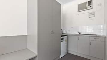 Studio | Private kitchen | Mini-fridge, microwave, electric kettle, toaster