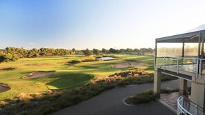 Un camp de golf amb búnquers i un cel serè.