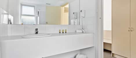 Studio | Salle de bain | Douche, articles de toilette (gratuits), serviettes fournies, savon