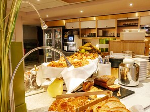 Daily to-go breakfast (EUR 20 per person)