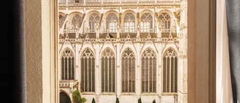 Minibar, caja de seguridad en la habitación y cortinas blackout