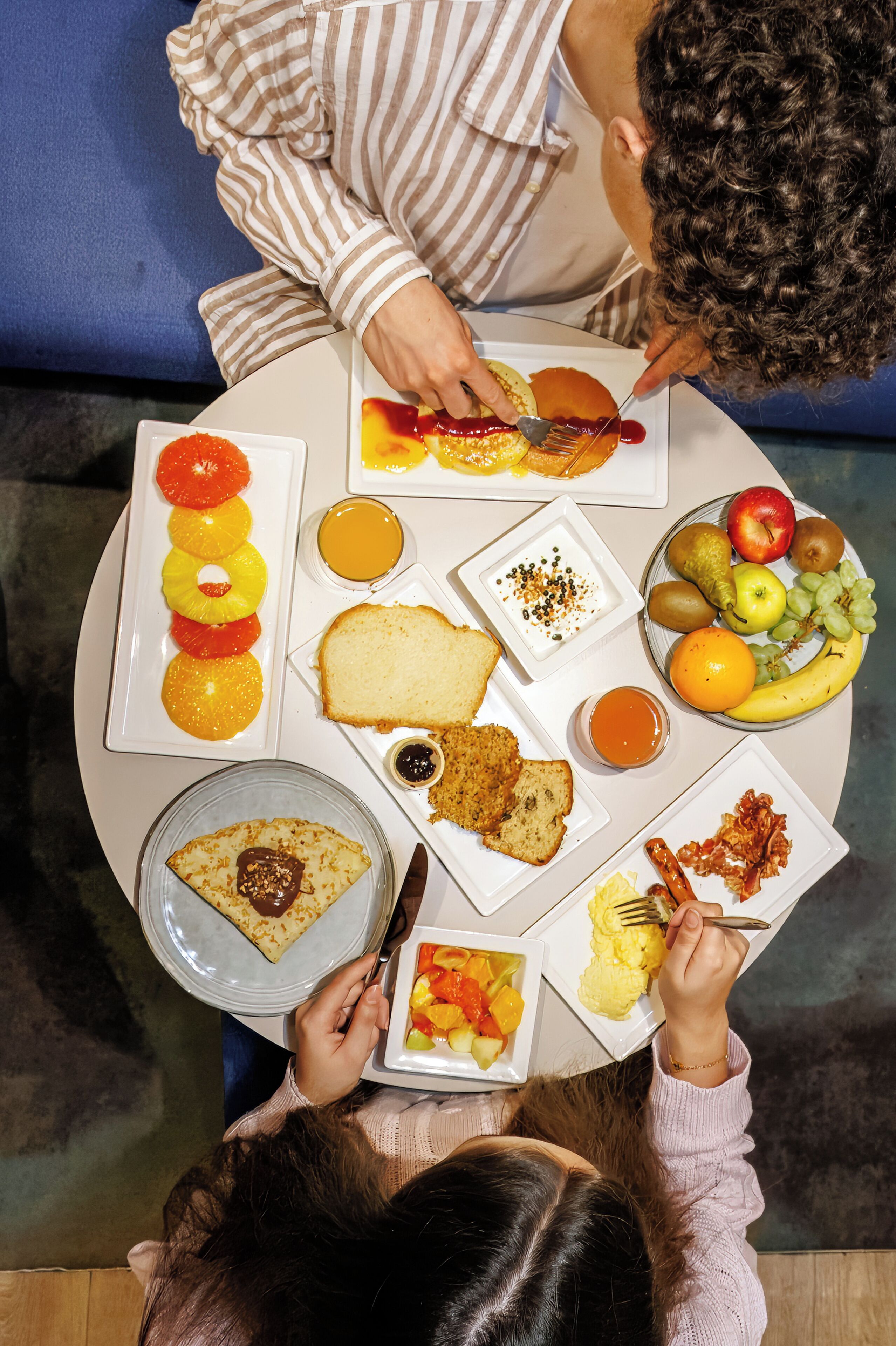 Una mesa redonda con diversos alimentos y platos.