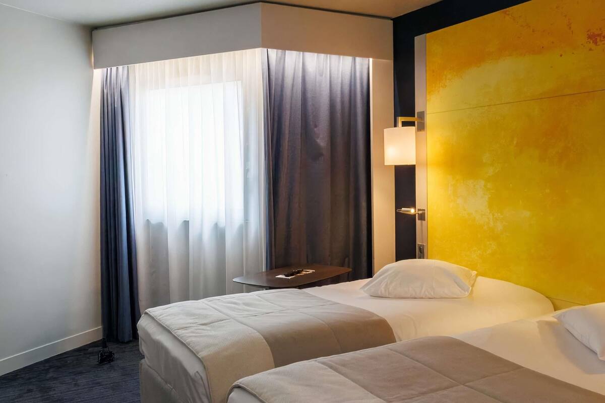 Minibar, coffres-forts dans les chambres, rideaux occultants