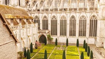 Frigobar, cofres nos quartos, cortinas blackout, quartos à prova de som