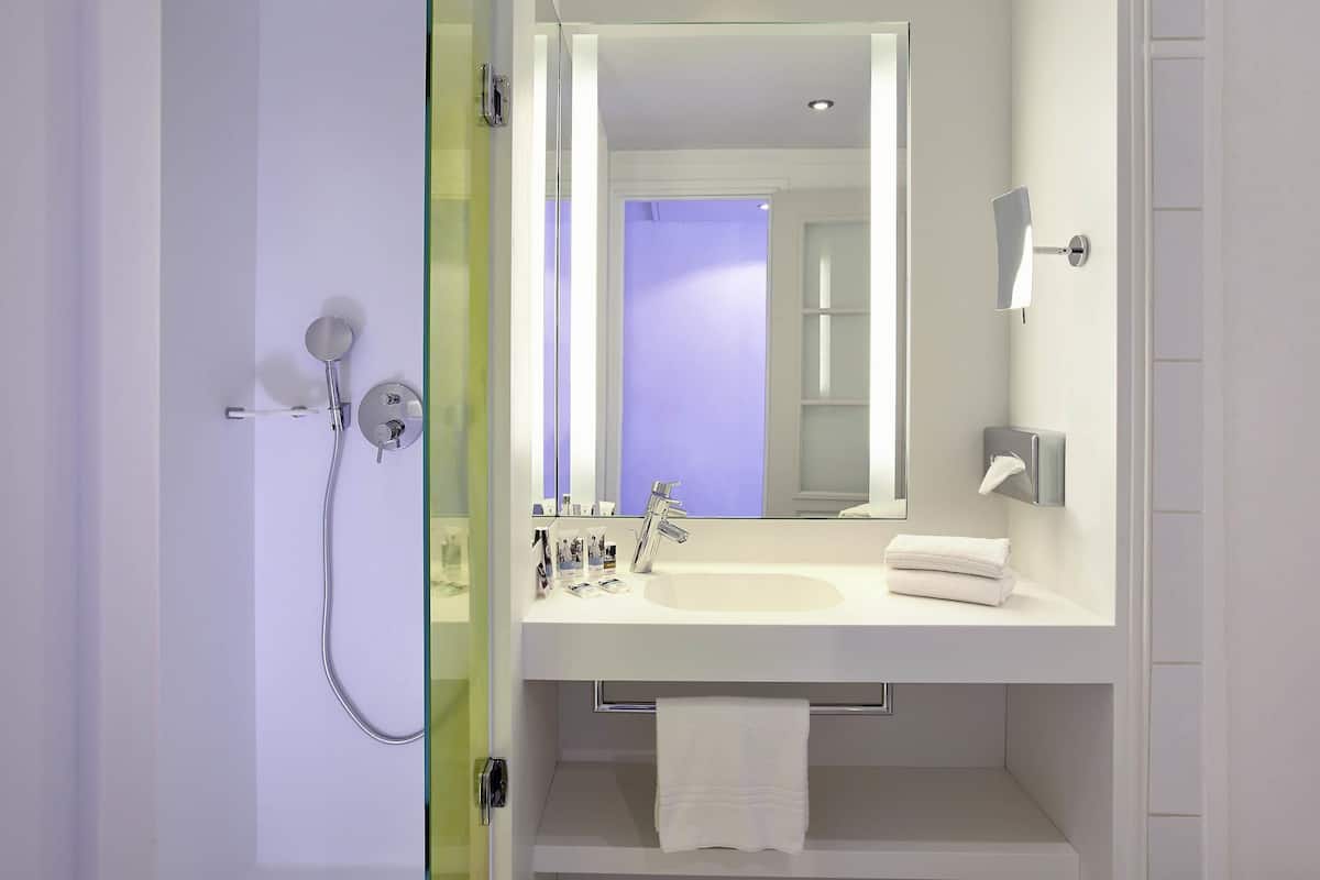 Minibar, caja fuerte, cortinas opacas y sistema de insonorización