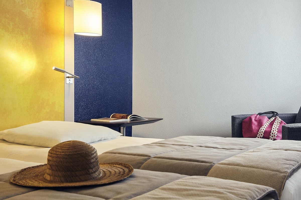 Classic Twin Room, 2 Twin Beds | Minibar, in-room safe, blackout drapes, soundproofing