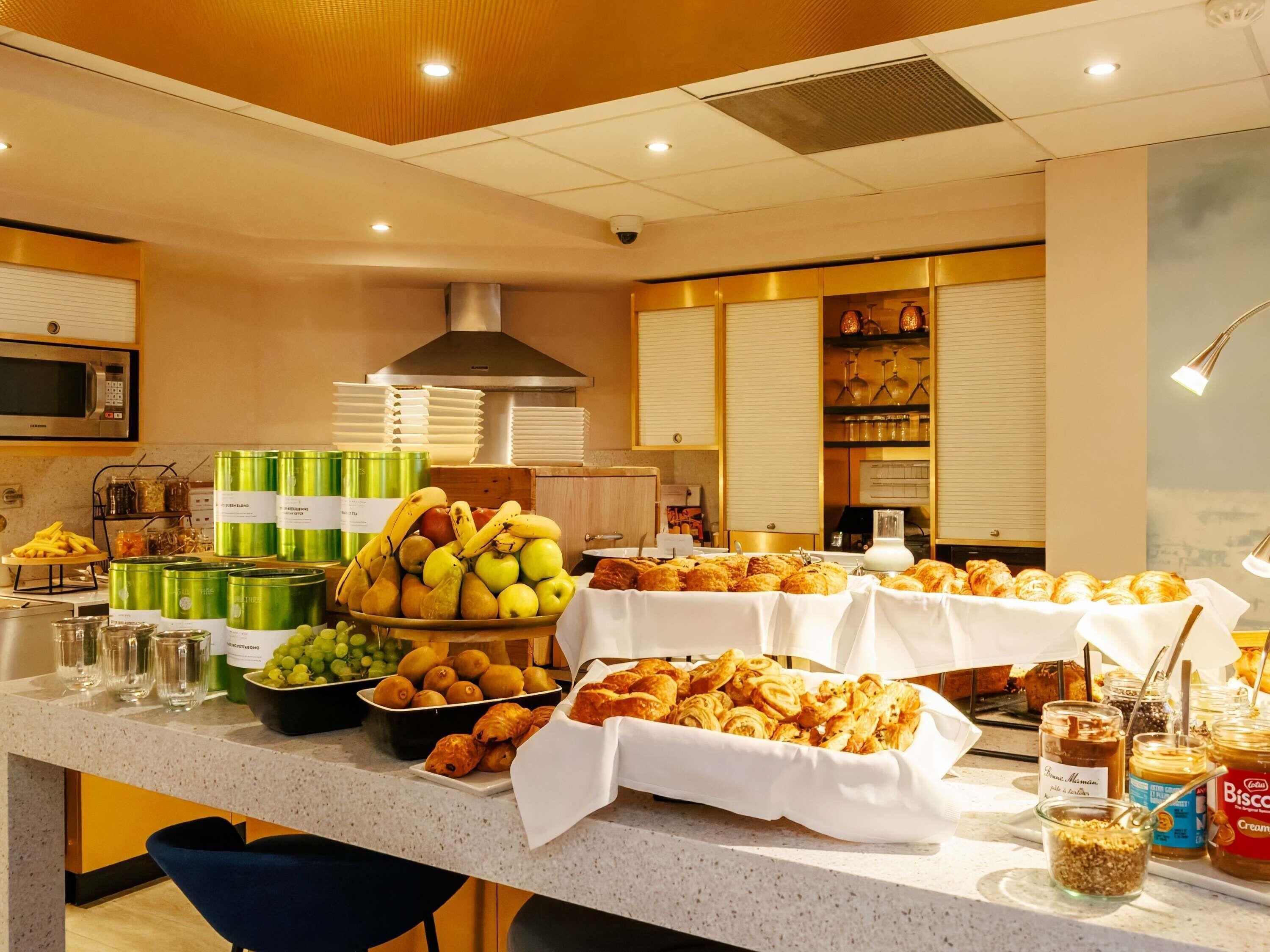 Buffet-pöydässä on tarjolla hedelmiä, leivonnaisia ja juomia.